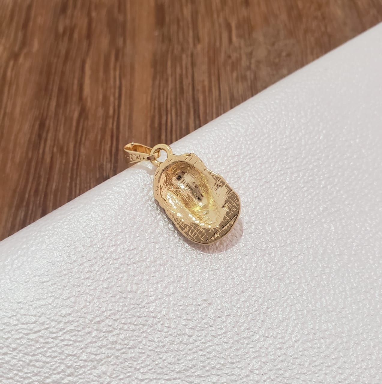 Dije Rostro Mediano Tallado