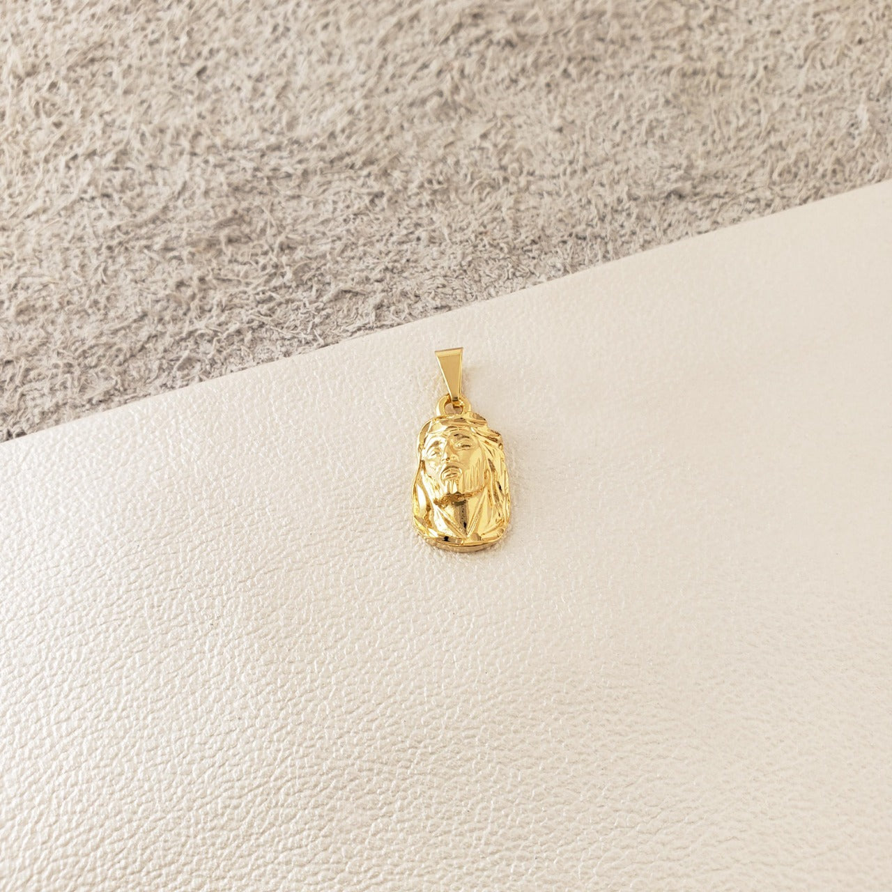 Dije Rostro Mediano Tallado