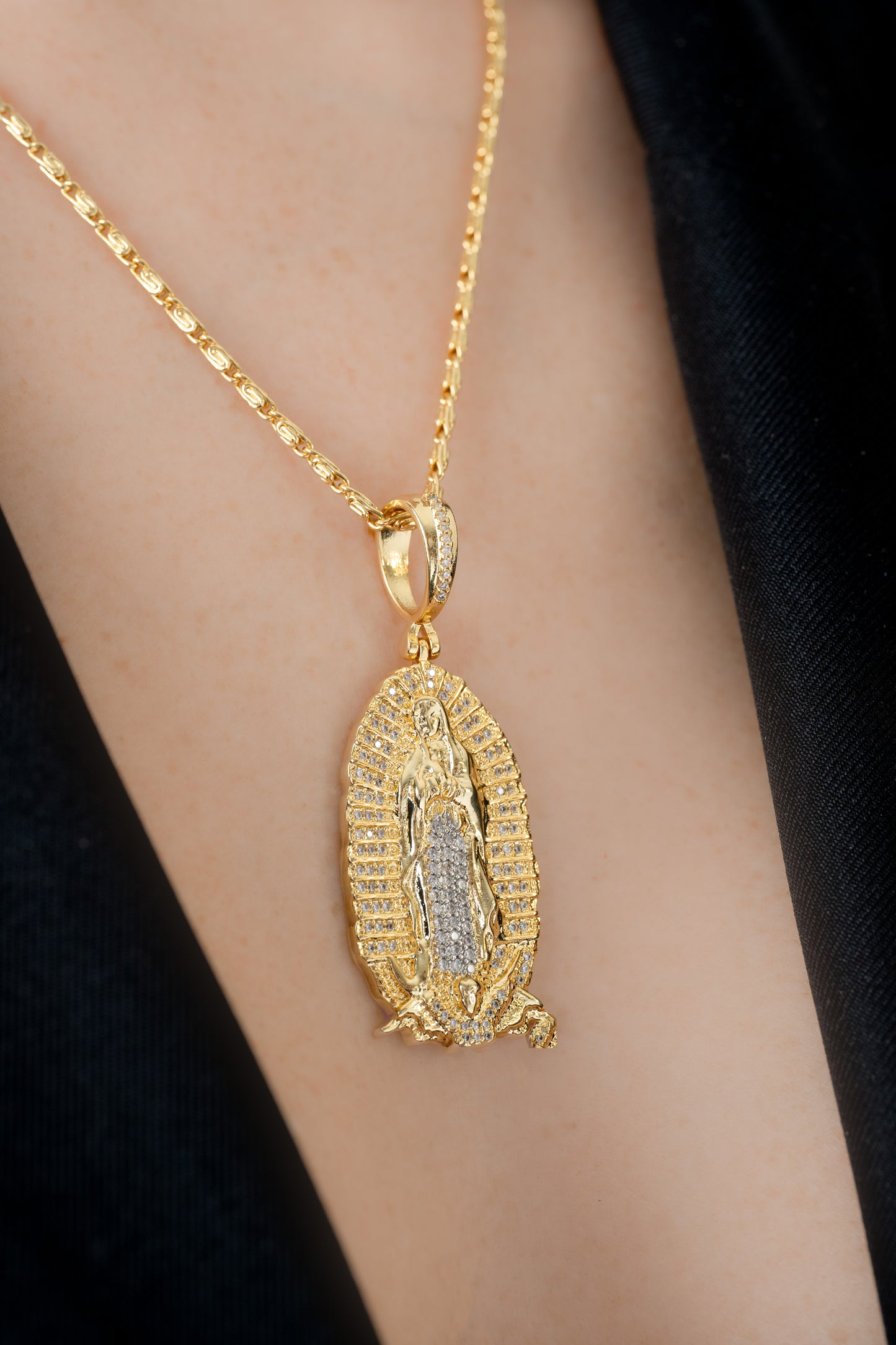 Dije Nuestra Señora de Guadalupe Circonias