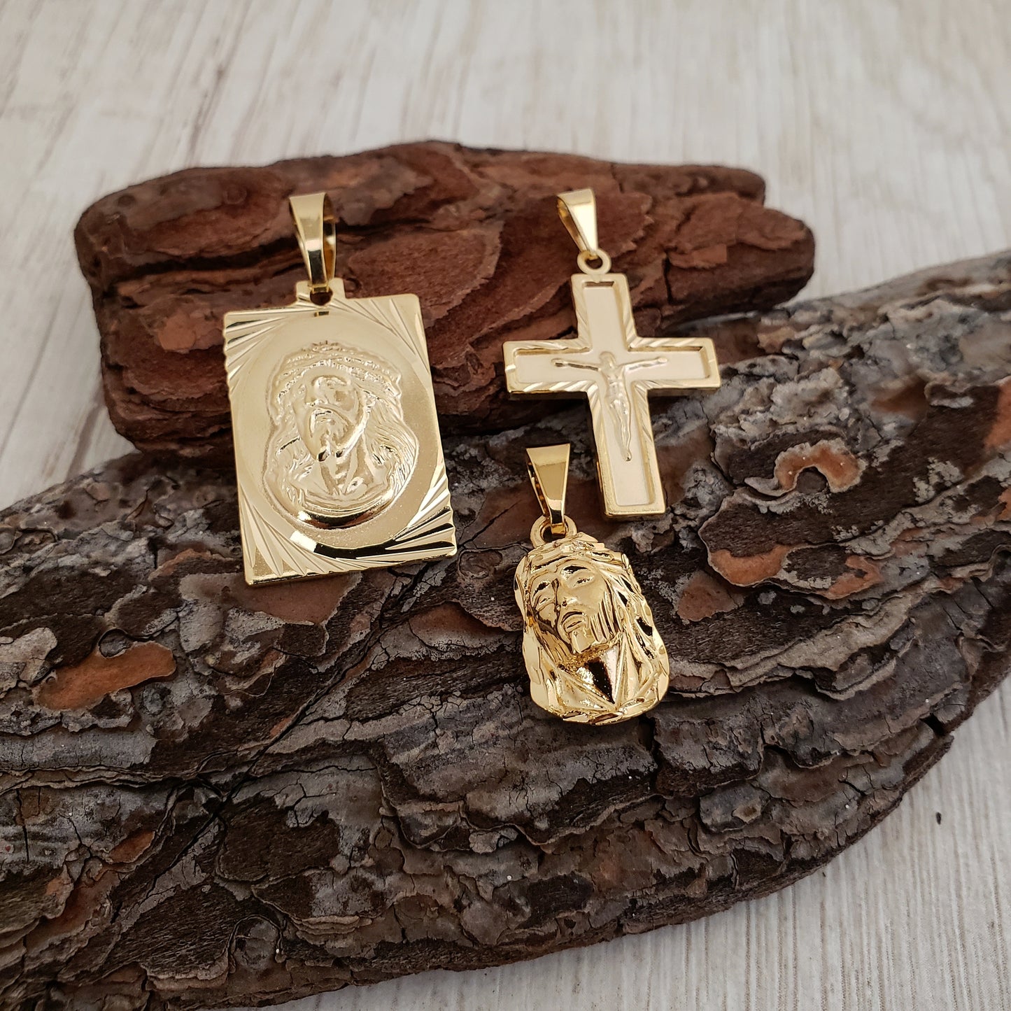 Dije Rostro Mediano Tallado