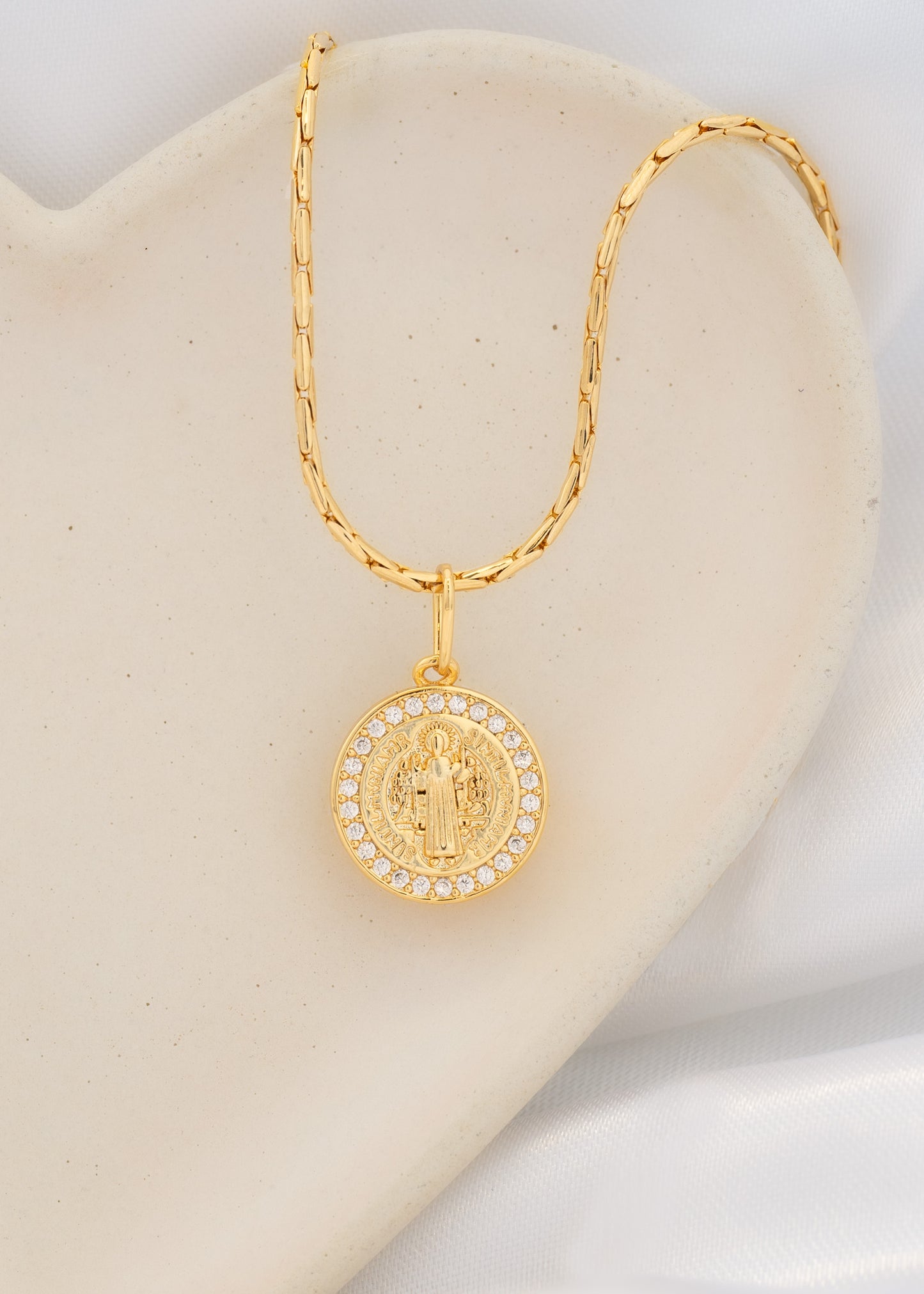 Dije San Benito Red Circonias 1.8 Cms